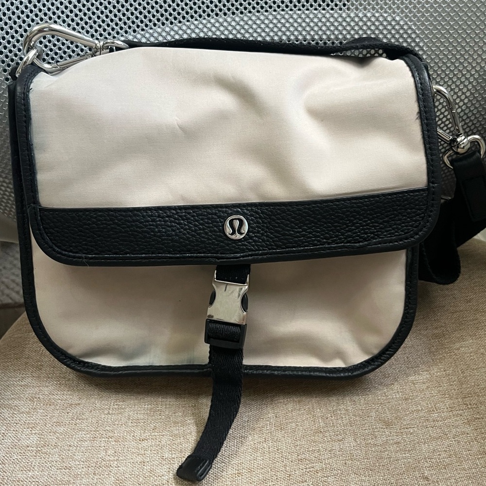 Lululemon Now and Always Crossbody 5L - Picture 4 of 12